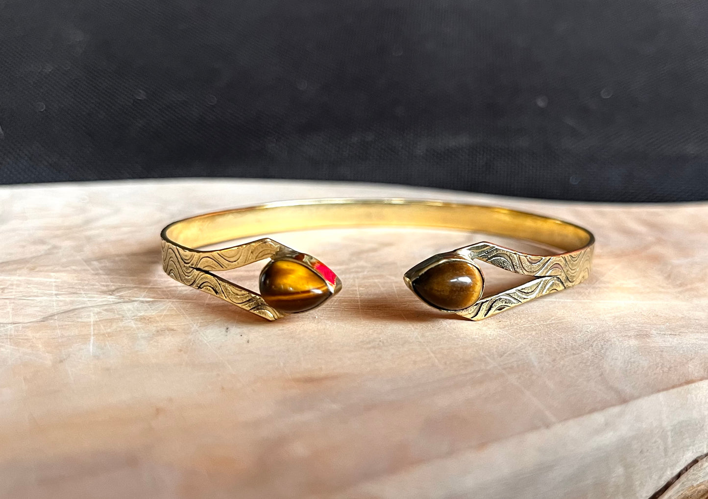 Messing armband reliëf