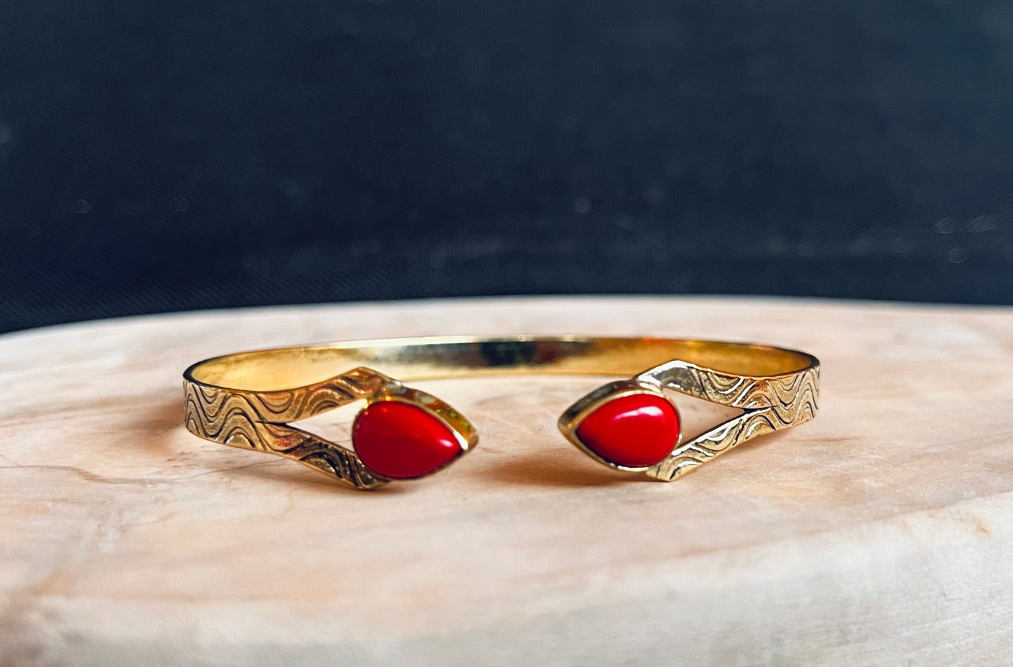 Messing armband reliëf