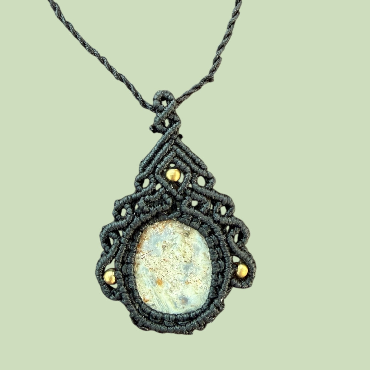 Macramé ketting zwart met zonnesteen