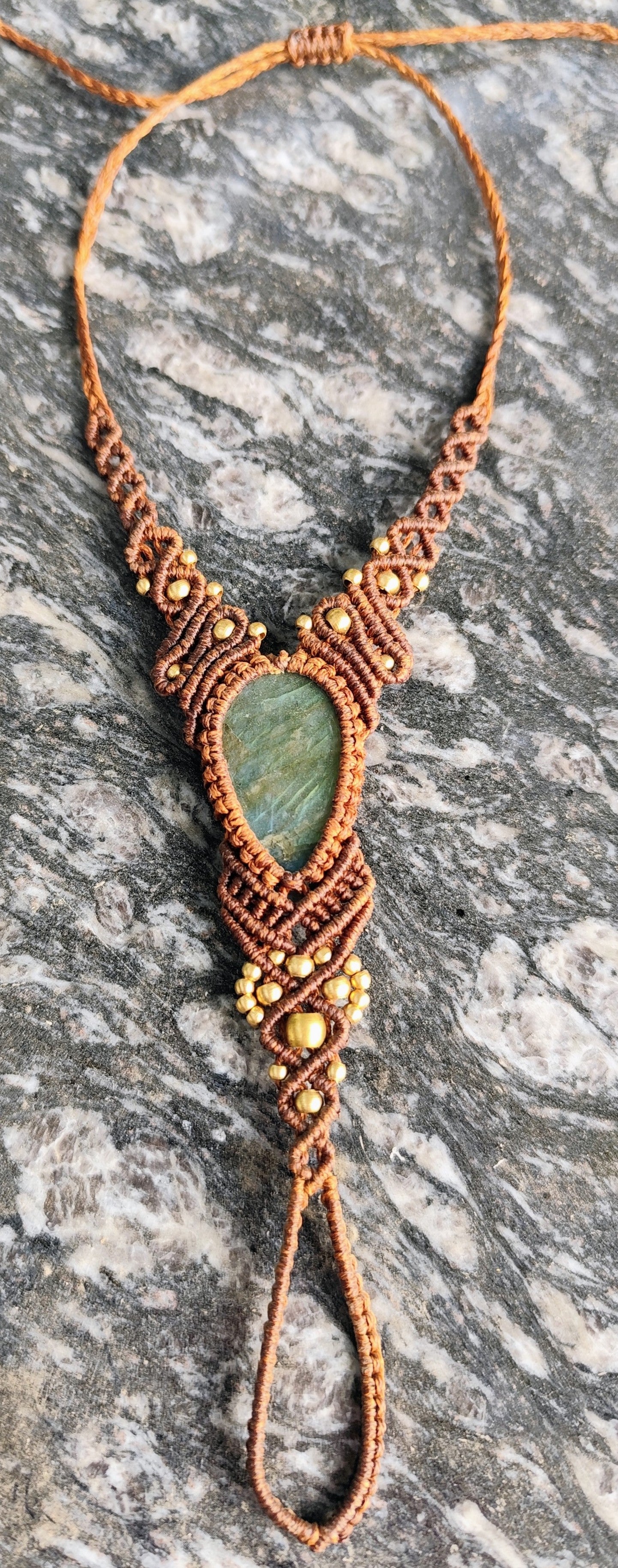 Macramé handsieraad labradoriet