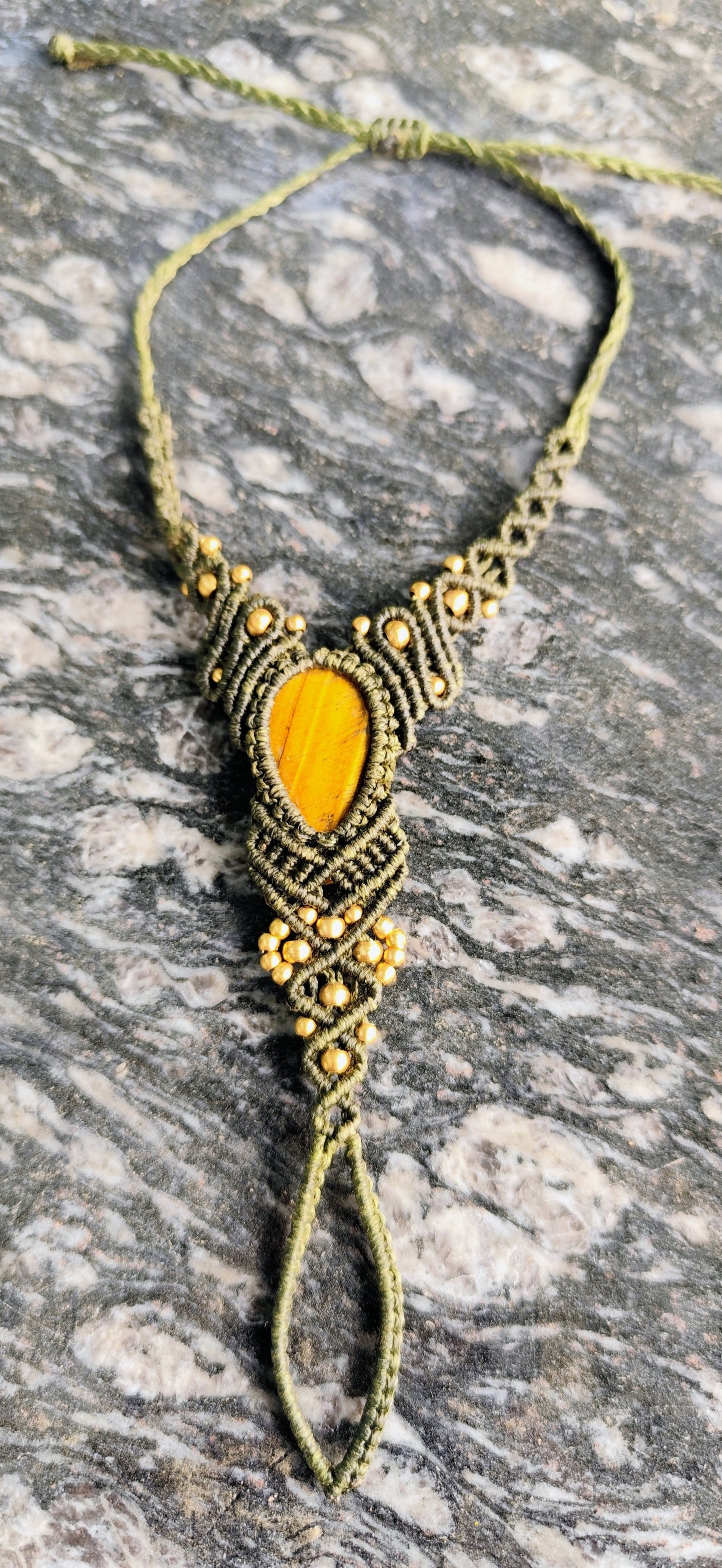 Macramé handsieraad tijgeroog