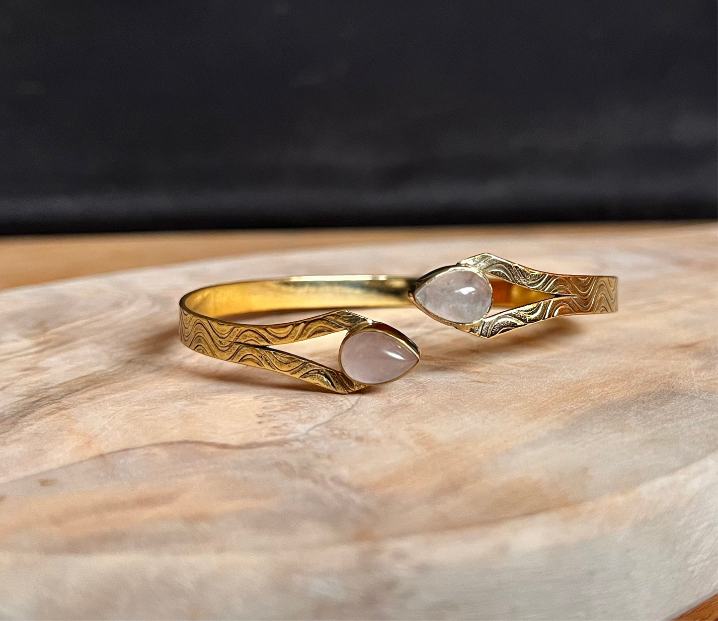 Messing armband reliëf