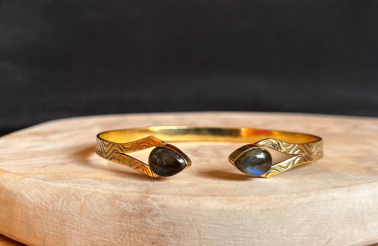 Messing armband reliëf