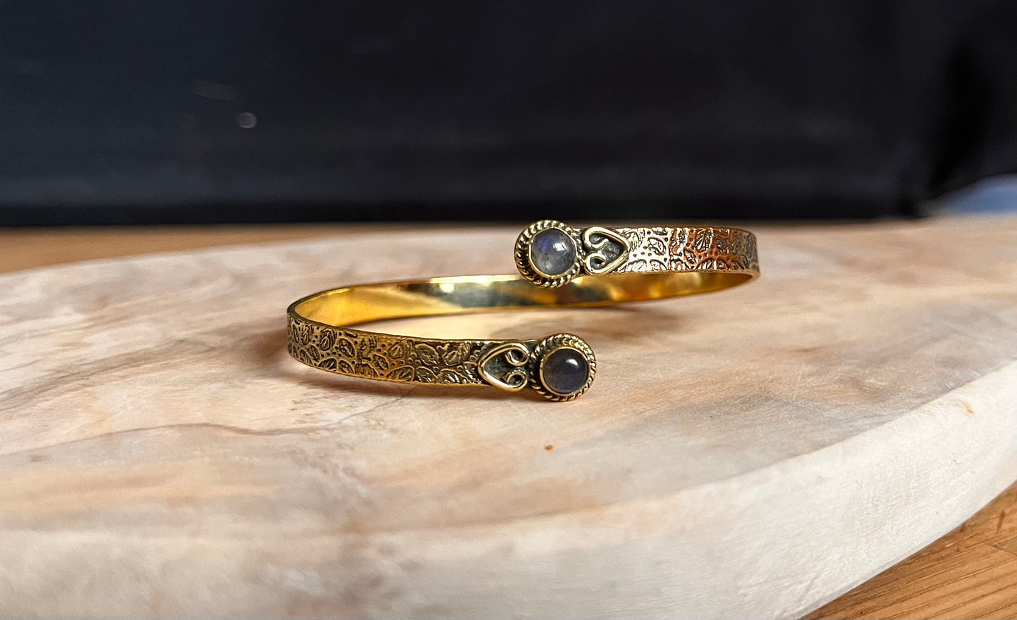 Messing armband Vaya reliëf