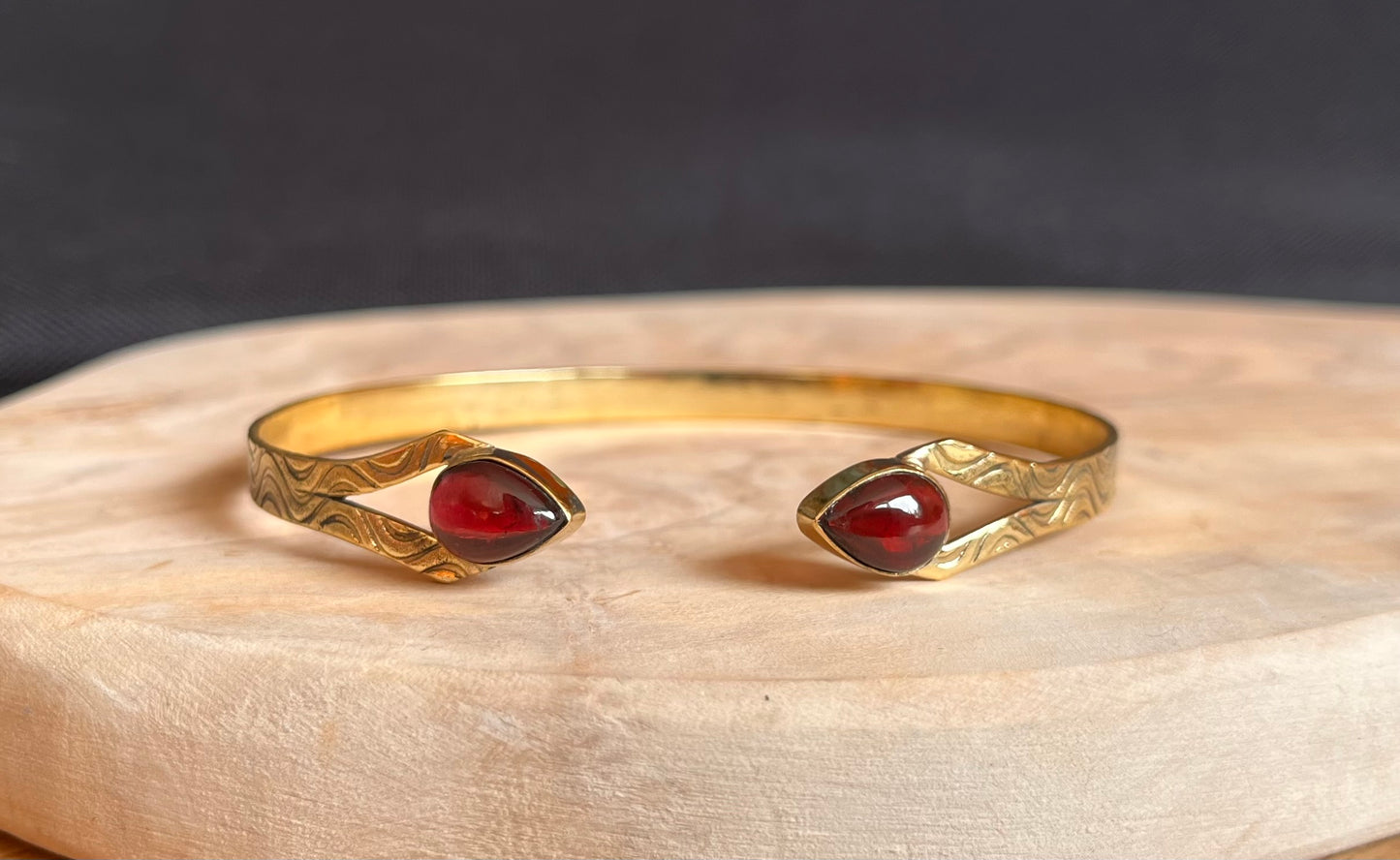 Messing armband reliëf