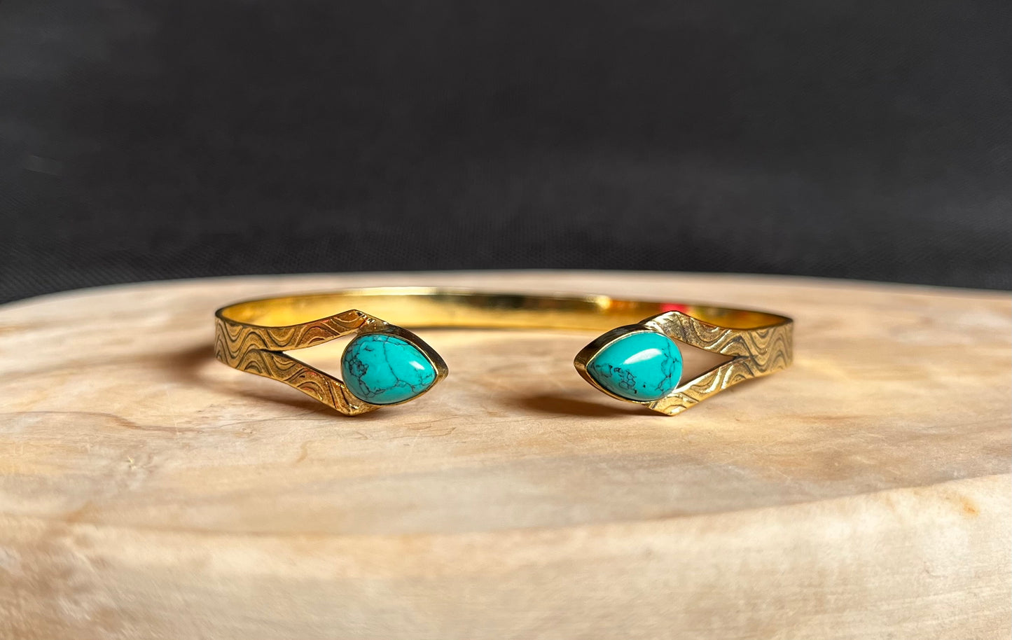 Messing armband reliëf