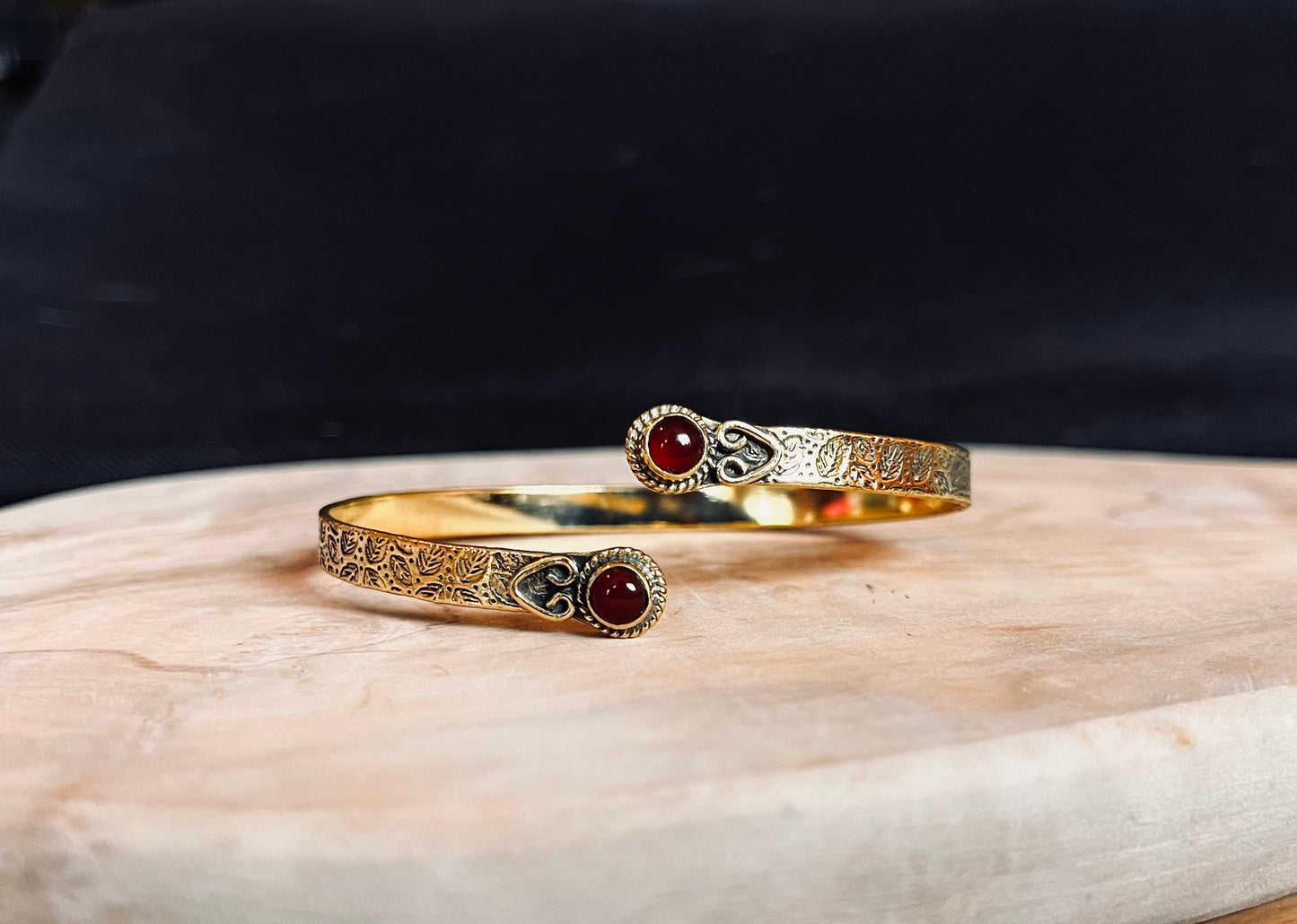 Messing armband Vaya reliëf