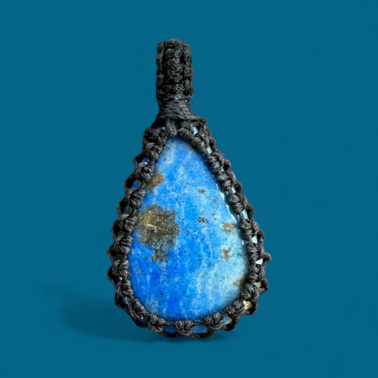 Macramé hanger lapis lazuli