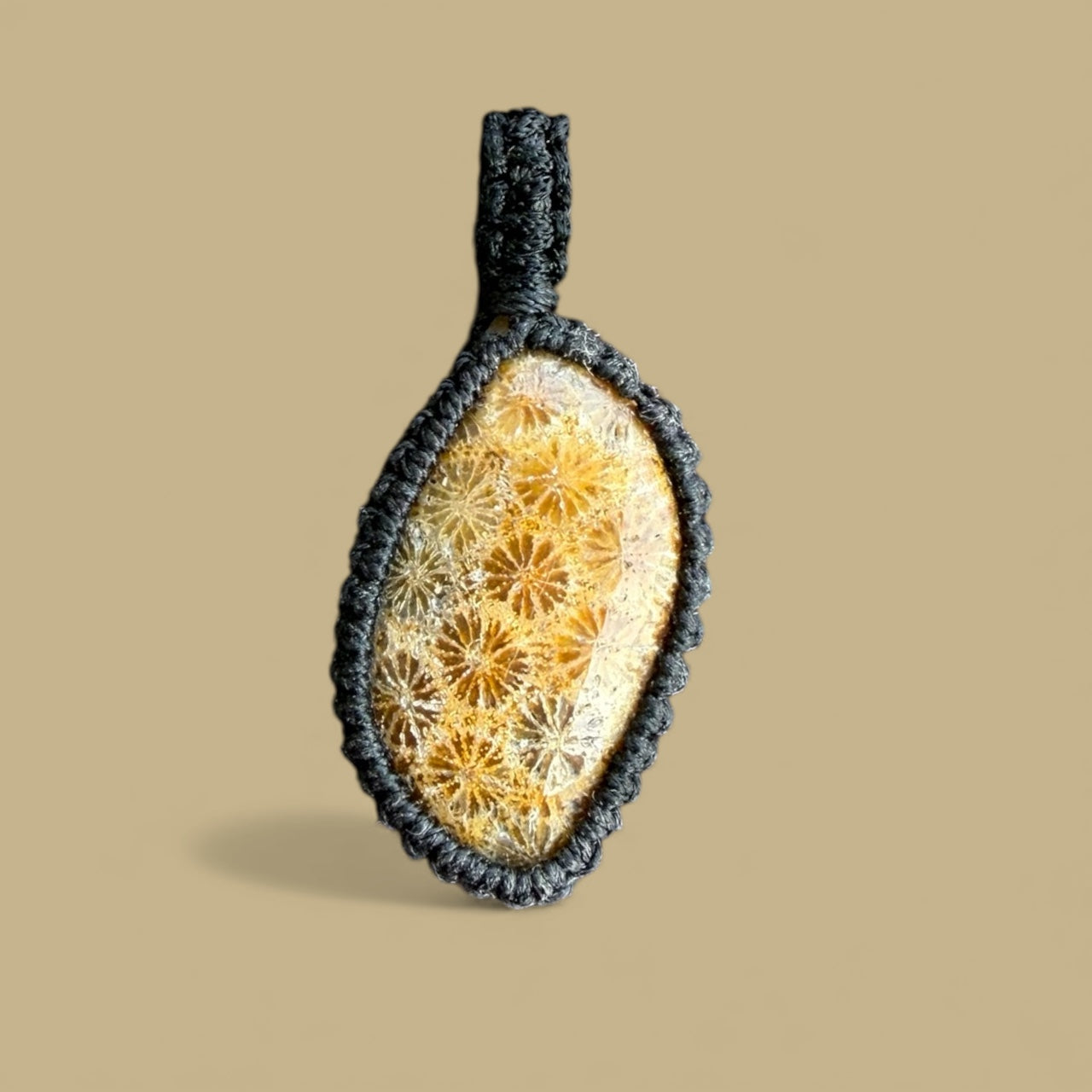 Macramé hanger fossiel koraal