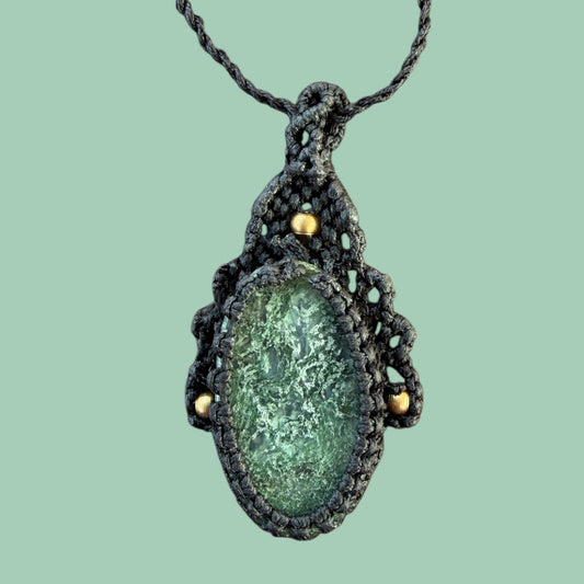 Macramé ketting met ruwe jade