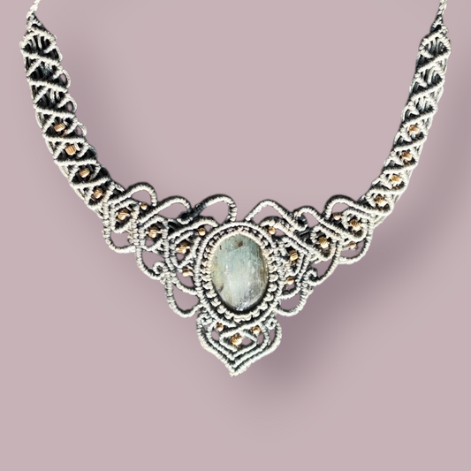 Macramé ketting met labradoriet