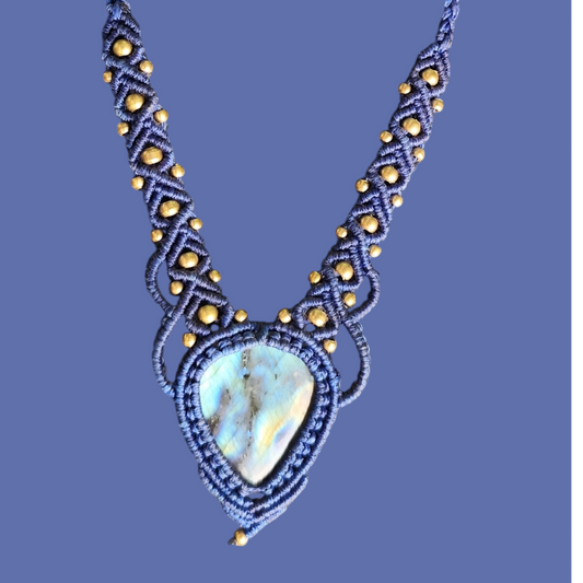 Macramé ketting met labradoriet