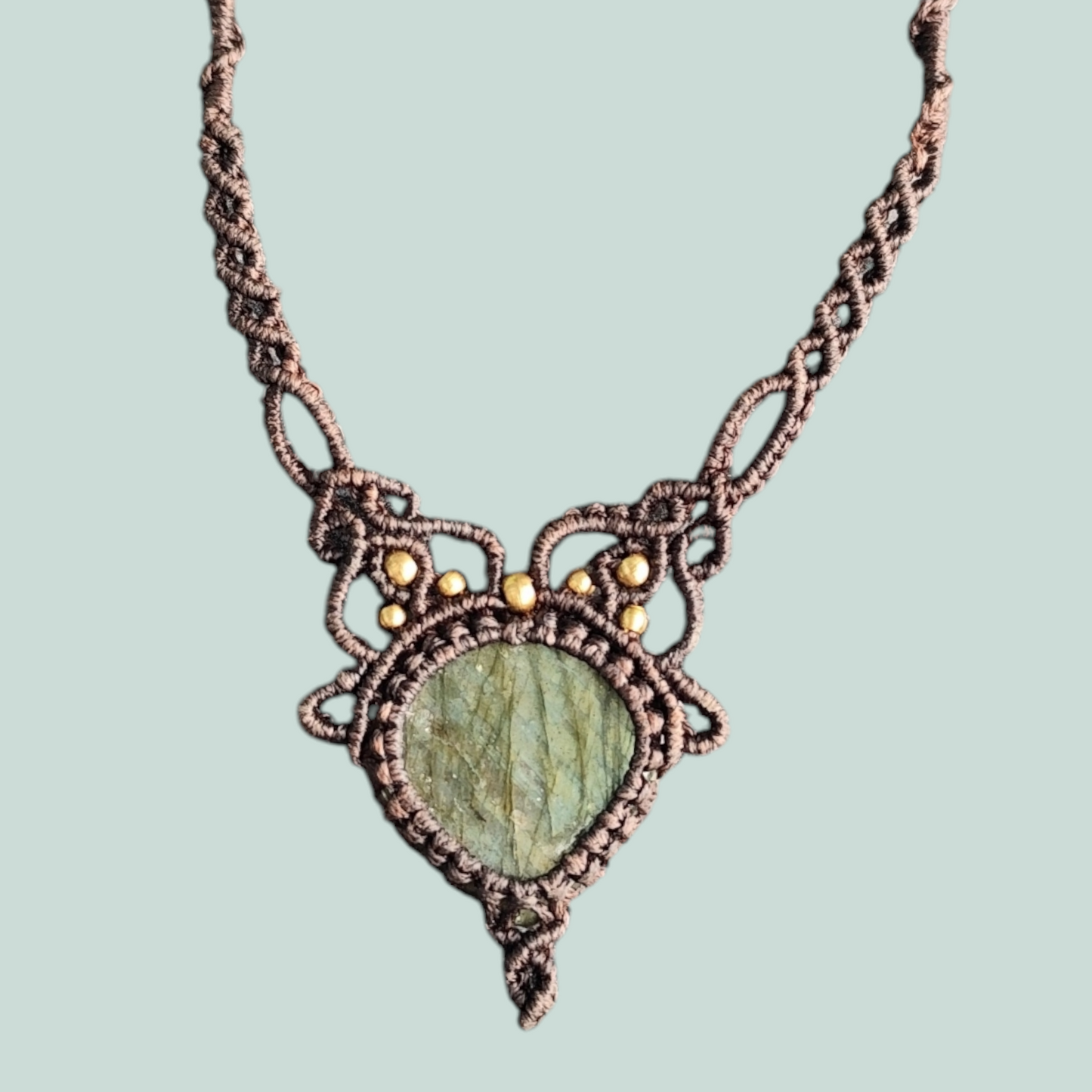 Macramé ketting met labradoriet